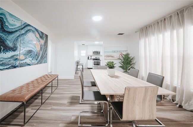 Building Photo - 11080 Peachtree Dr