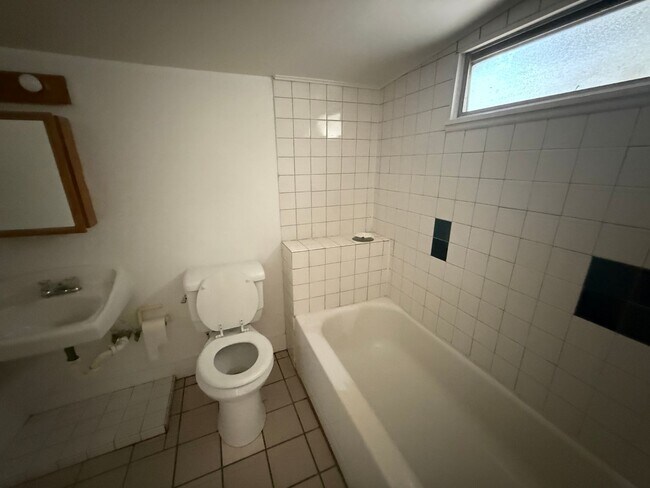 Building Photo - 320 21st Ave S