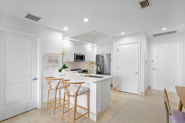 Building Photo - 801 S Olive Ave