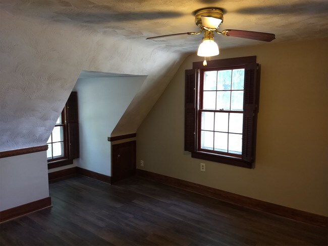 Building Photo - 904 E 17th St