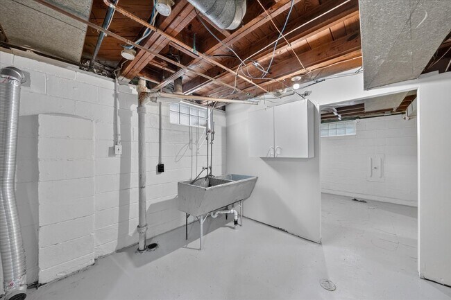 Building Photo - Charming 3-Bedroom Bungalow for Rent in Lincoln Park