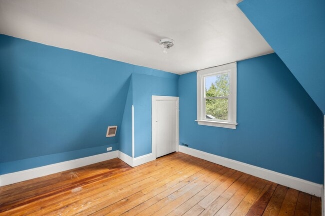 Building Photo - Centrally Located Home With Unbelievable C...