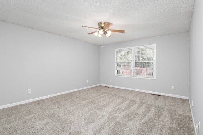 Building Photo - 2624 Excalibur Dr SE