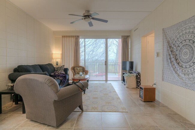 Building Photo - 904 Brightwood Manor Dr