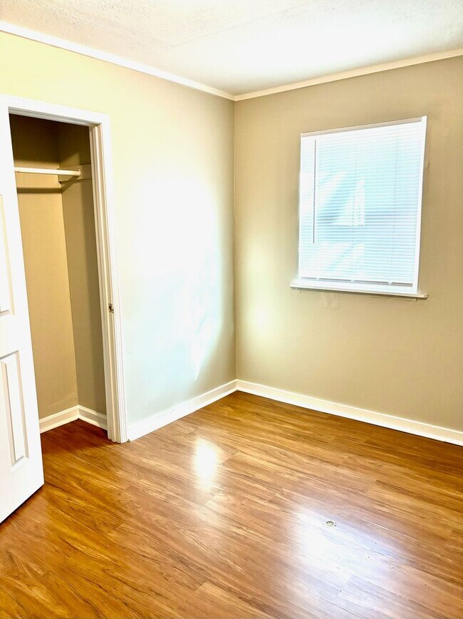 Building Photo - Spacious 4 bedroom in Portland-Section 8 Accepted **1/2 off first months rent**