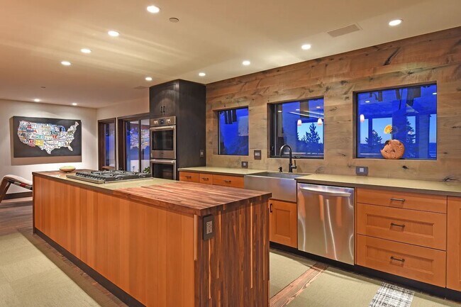 Building Photo - Endless Views of Tahoe
