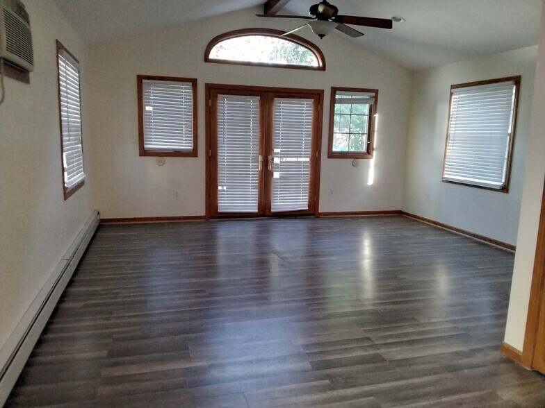 Very LARGE Family room - 295 Center St
