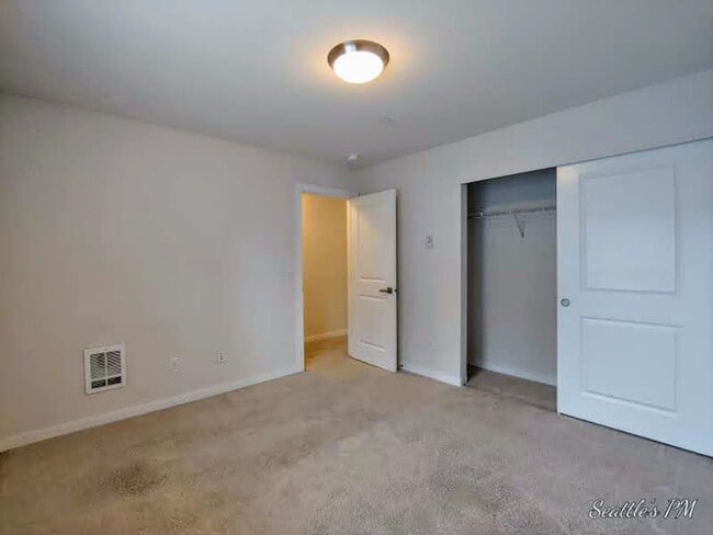 Building Photo - Stunning Contemporary Townhouse-Lynnwood