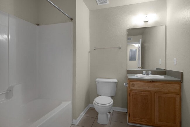 Building Photo - Cozy 2B/2B Unfurnished Condo near Beach in...