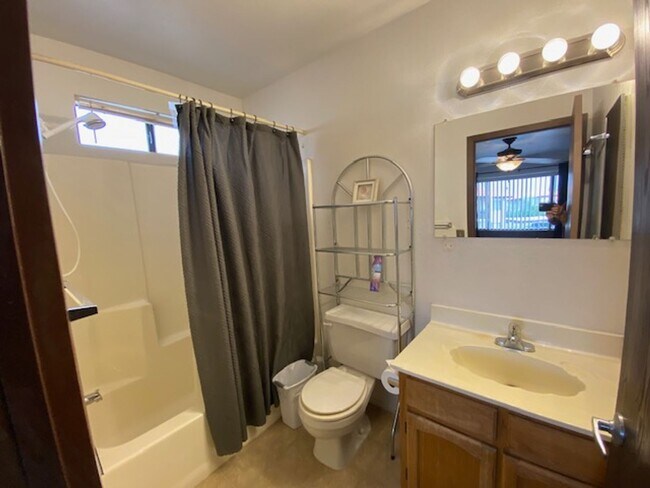 Building Photo - QUAINT, CUTE, 2BR CONDO; Covered Parking; ...