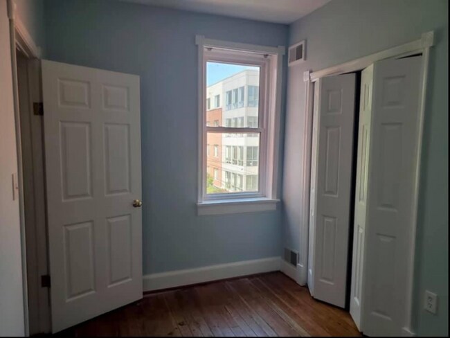 Building Photo - 710 7th St NE