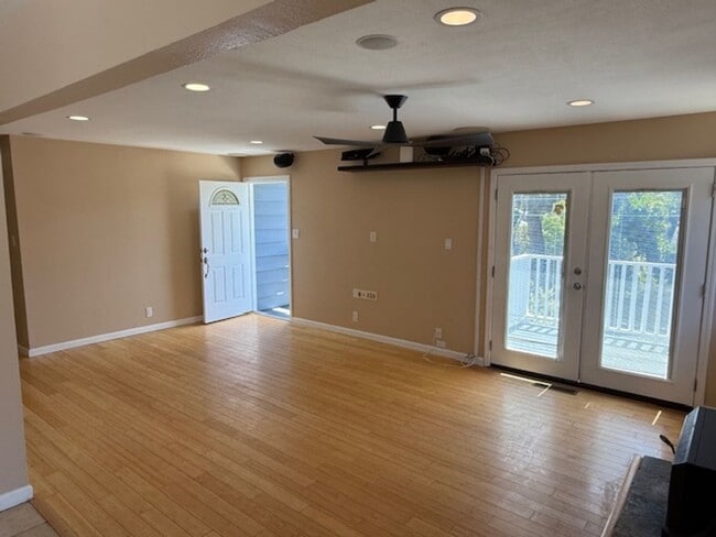 Building Photo - Spacious 3-bedroom home in Quiet El Sobran...