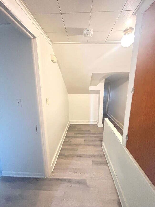 Building Photo - 463 Walnut St