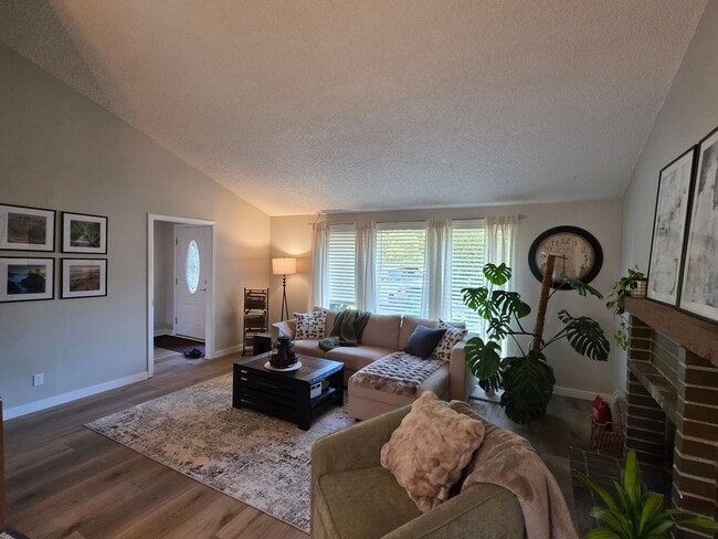 Building Photo - Lea Hill tri-level home - 3 bedroom 2.5 bath home - Feels like new/ Remodeled - A Must see - Avai...