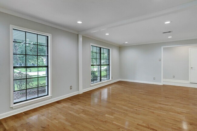 Building Photo - 5419 Dumfries Dr