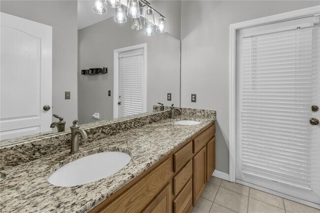 Building Photo - 721 Stonecrest Dr