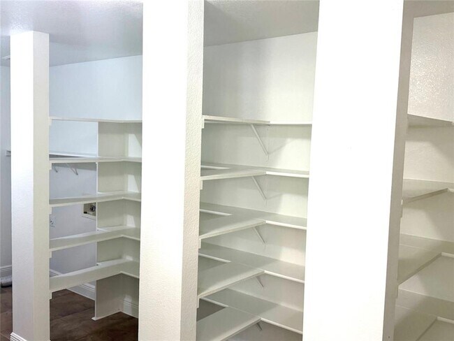 Building Photo - 11210 Kingsgate Dr