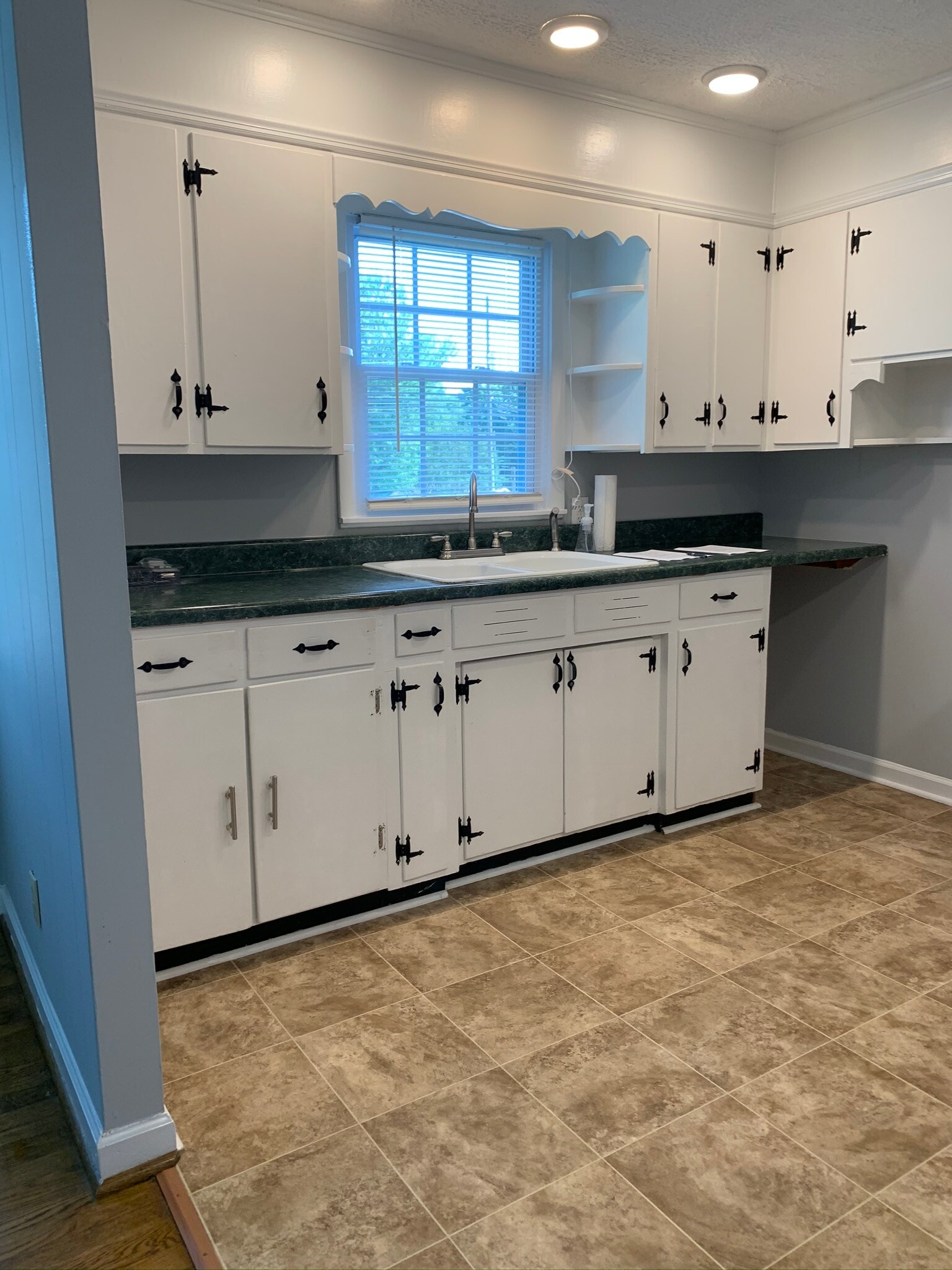 Kitchen - 406 2nd Ave W