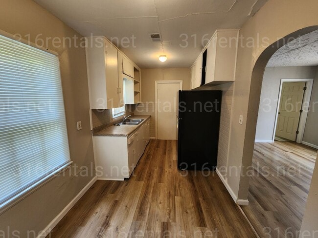 Building Photo - $995 - 3 bedroom / 1 bathroom - Single Fam...