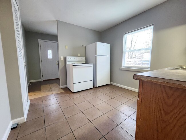 Building Photo - 634 S Wheatland Ave