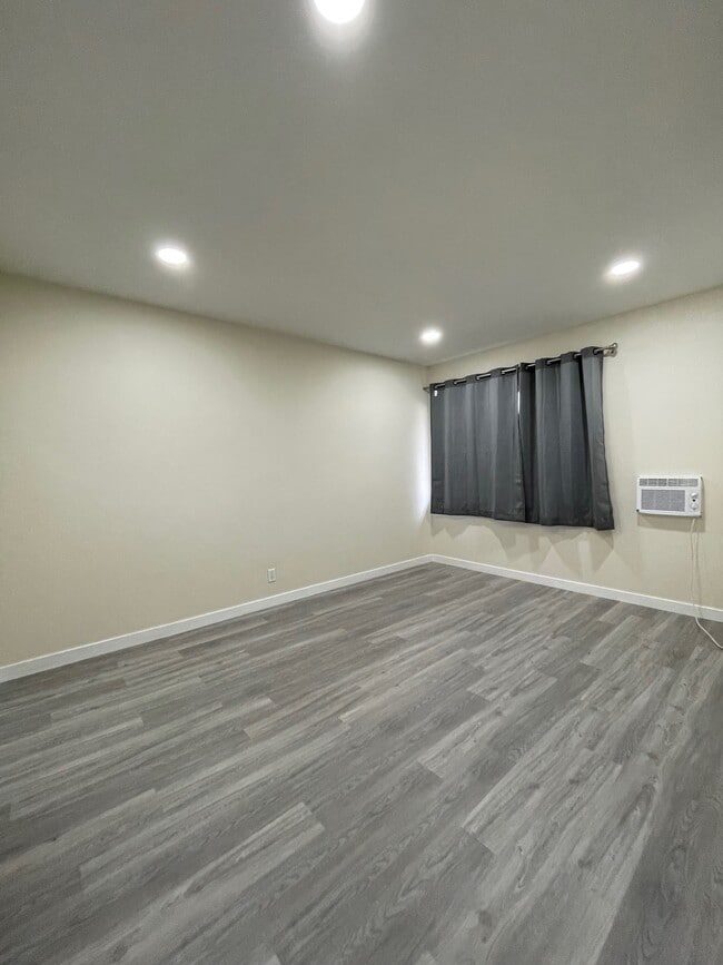 Building Photo - 3905 W 4th St