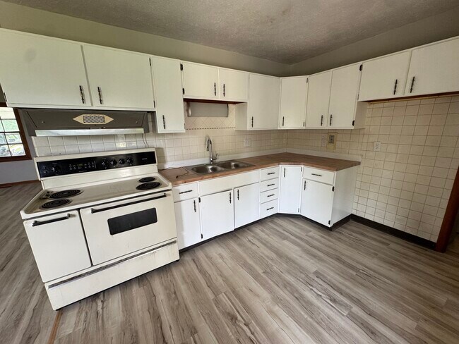 Building Photo - 2204 Elva Dr