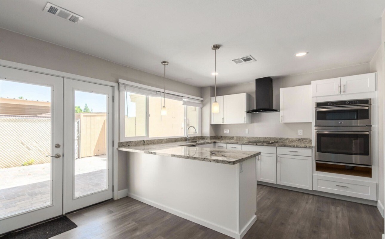 Building Photo - 1623 E Malibu Dr