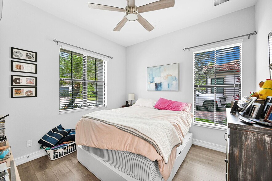 Building Photo - 8855 Watercrest Cir W