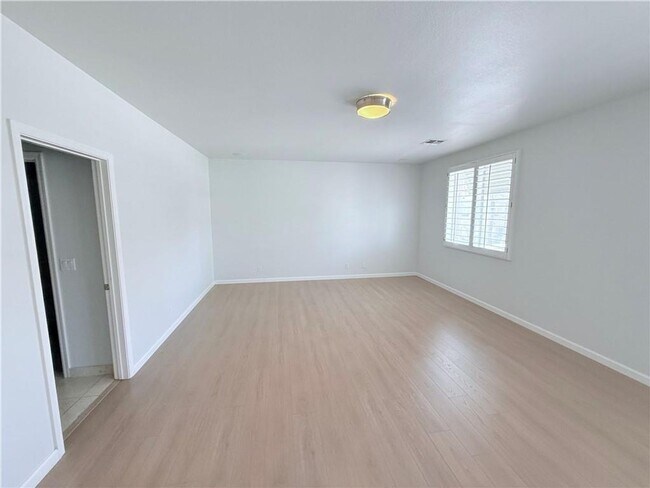 Building Photo - Amazing condominium in gated upscale neigh...