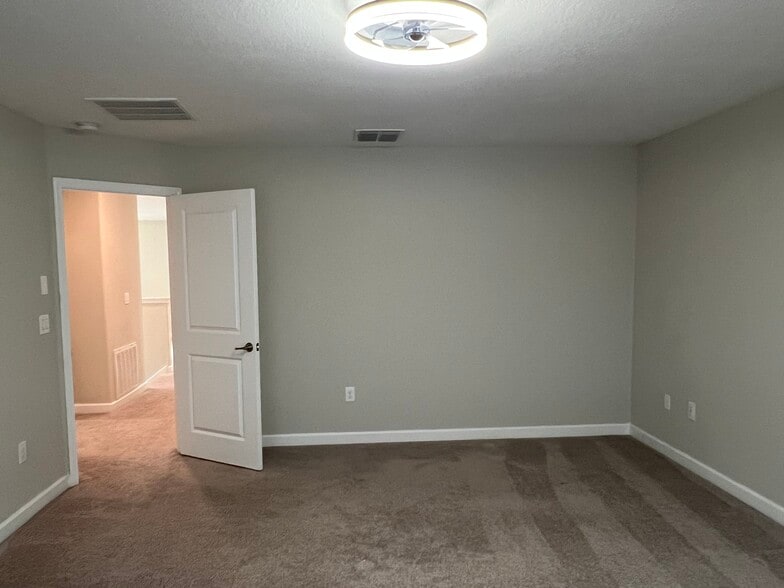 Building Photo - 923 Terra Vista St