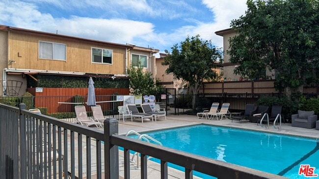 Building Photo - 7300 Lennox Ave