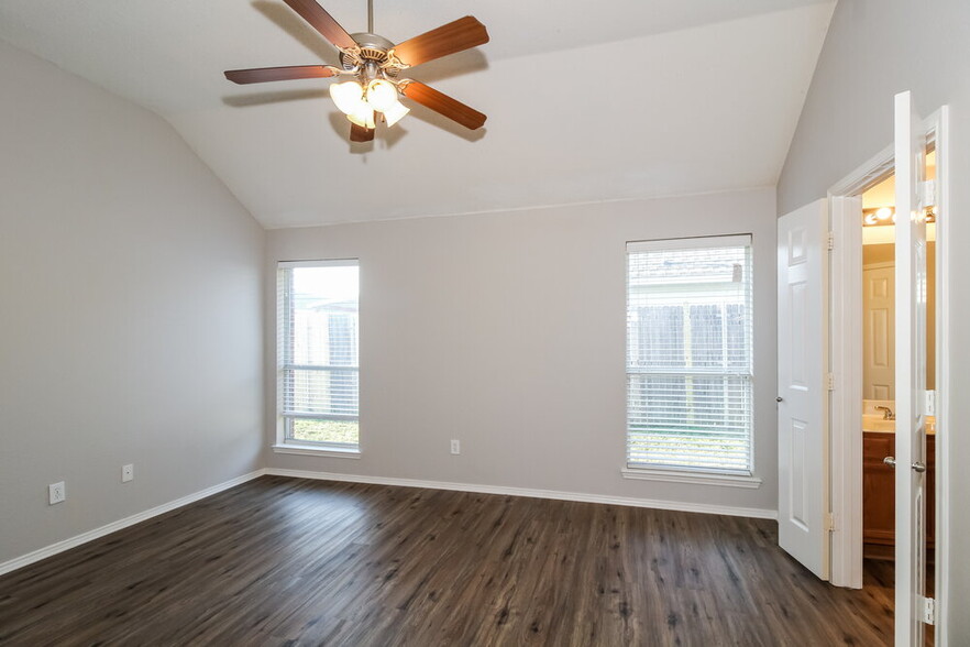 Building Photo - 2920 Oakshire St