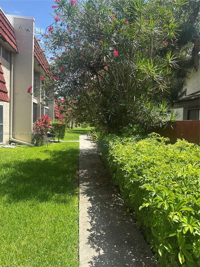 Building Photo - 5 Jacaranda Country Club Dr