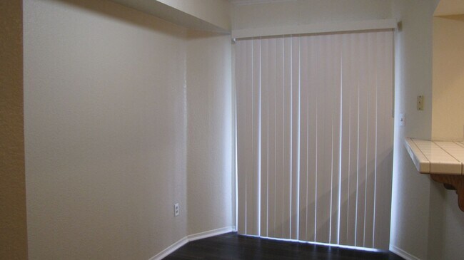 Building Photo - Condo in South West Bakersfield Private Co...