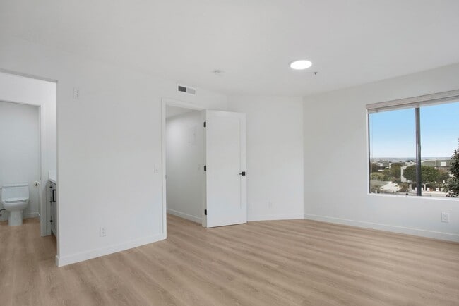 Building Photo - 240 Nice Ln