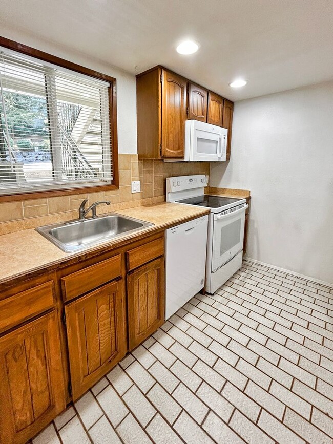 Building Photo - 2Bd/1.75Ba Redmond Condo