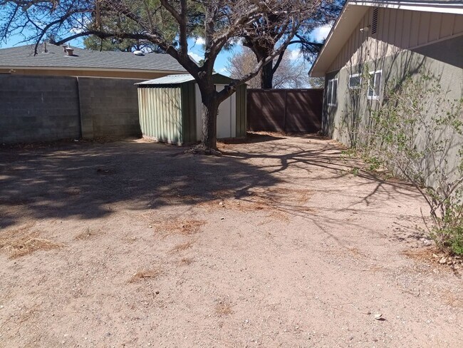 Building Photo - Stunning 4 bedroom, 2 bathroom home! Showi...