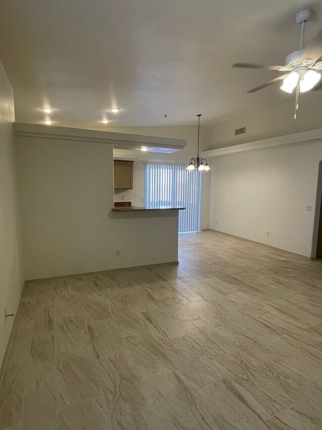 Building Photo - Move in ready, Call for a showing.