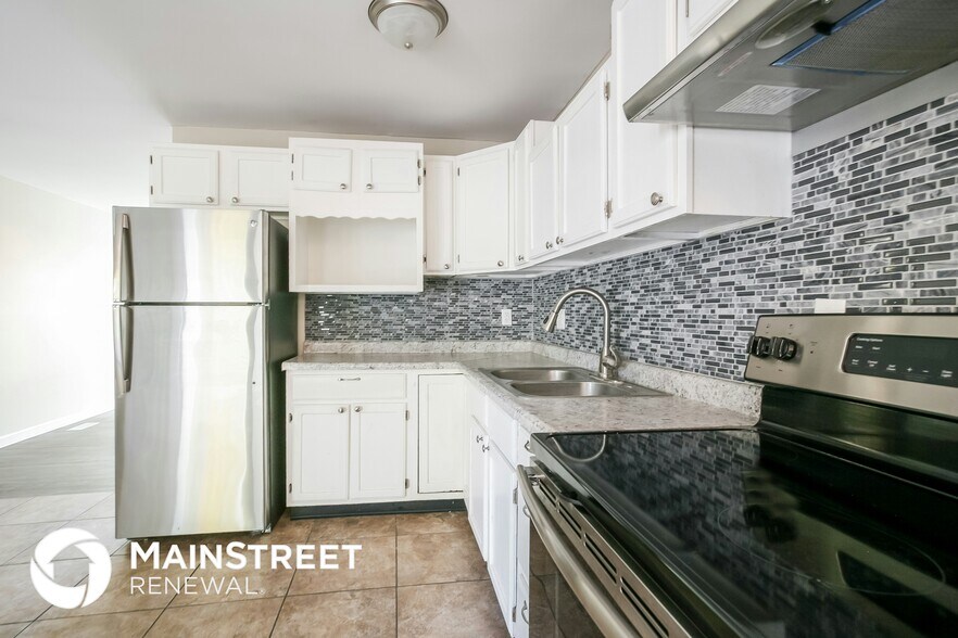 Building Photo - 8605 Catalina Dr