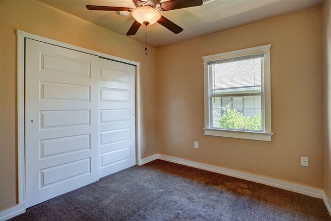 Building Photo - Home and Office potential!