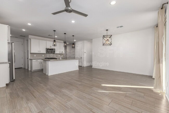 Building Photo - 35394 N Perennial St