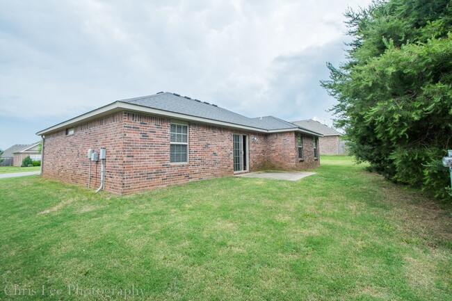 Building Photo - Three bedroom Home with Hardwood Floors Th...