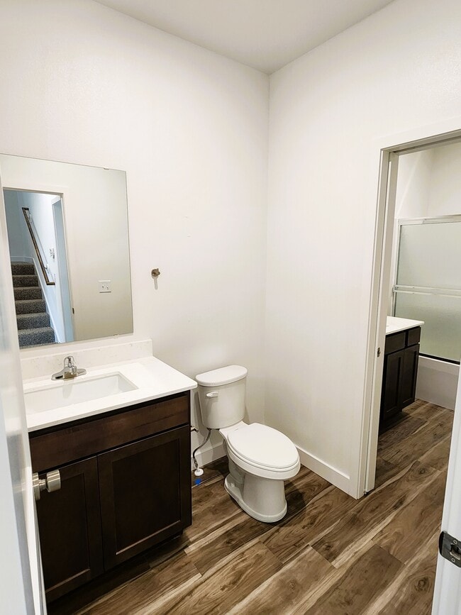 Building Photo - 812 E 6th St