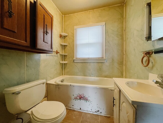 Building Photo - 1317 W Memorial Dr