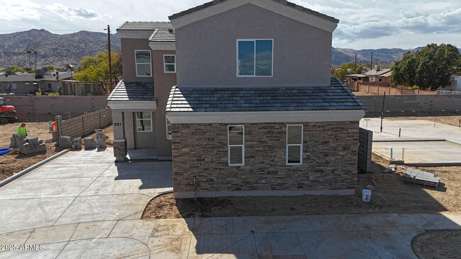 Building Photo - 921 E Desert Ln