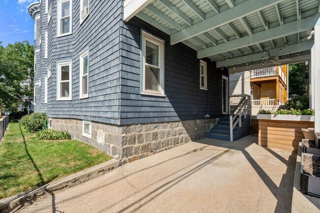 Building Photo - 26 Hinckley St