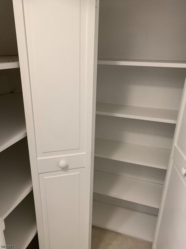 Building Photo - 3 Meadow Dr