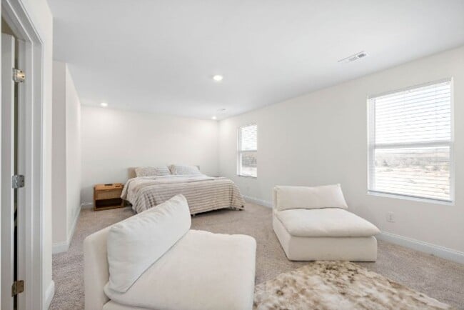 Building Photo - FOR LEASE- TOWNHOME IN THE PRESERVE AT BELLE POINTE!