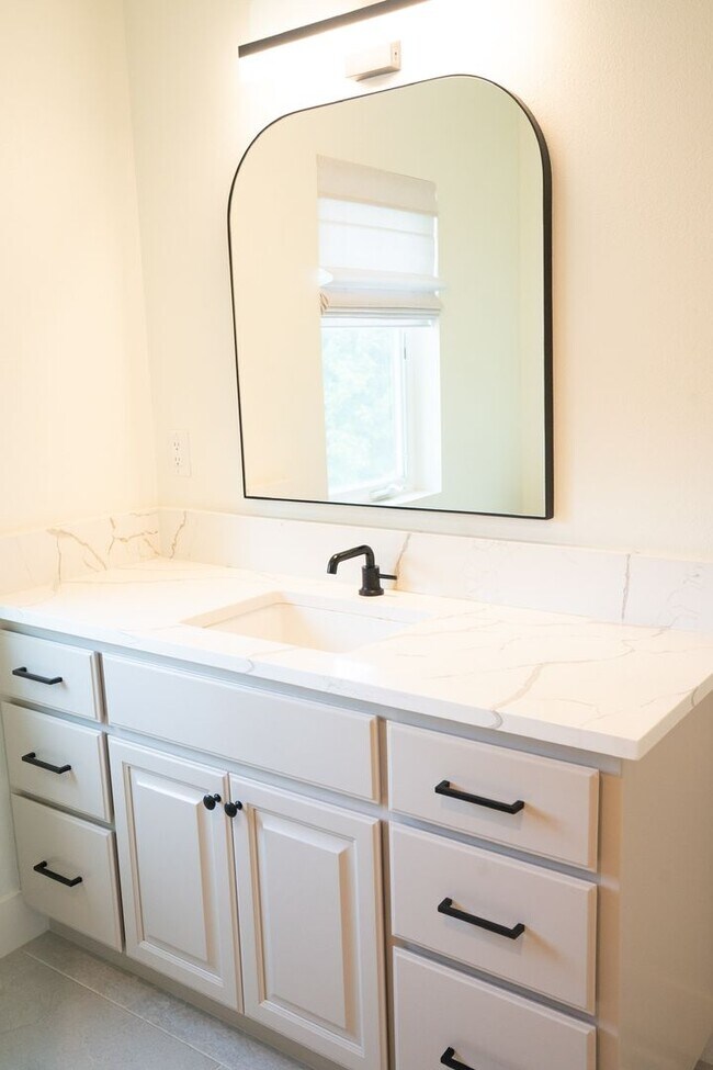 Building Photo - Newly Professionally Designed Home Westsid...