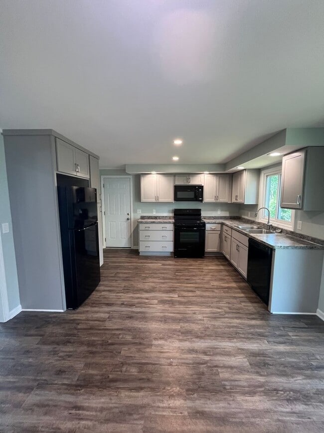 Building Photo - 41 Capri Dr